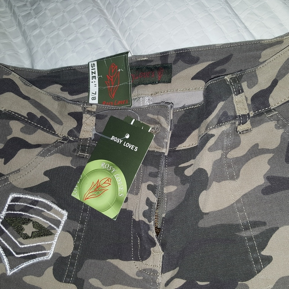 NWT stretchy Camo pants - Picture 3 of 4